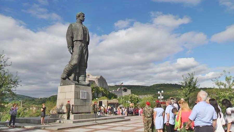 Ловеч времето уеб камера Ловешката средновековна крепост 'Хисаря', парк на хълм 'Хисаря' до старинен възрожденски квартал 'Вароша', паметник Васил 'Левски' - 'Апостола', kamerite Free-WebCamBG