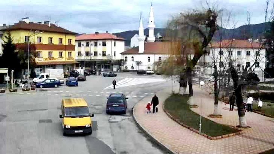 Ардино времето уеб камери център, ресторант 'Перла', джамия, 'кръгово' кръстовище, трафик улици 'Републиканска' & 'Родопи', паркинг супермаркет 'Европа', Народно читалище 'Родопска искра -1921 г.', сцена, светлинен фонтан, парк и 'Дяволски' мост на река Арда, Родопа планина (Родопи), kamerite Free-WebCamBG