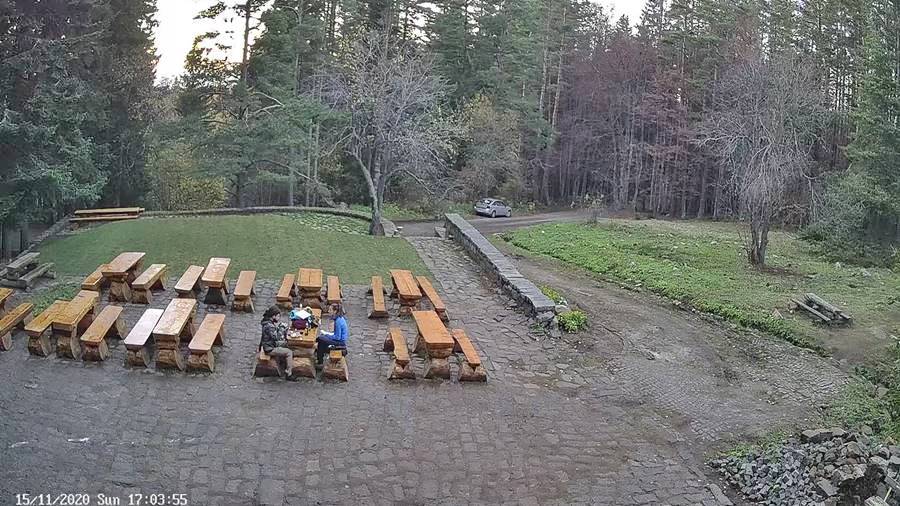 Хижа 'Септември' времето уеб камера местност 'Балабана', до стария горски заслон 'Мандрата', Витоша, външна туристическа столова, вход, асфалтов път, kamerite Free-WebCamBG