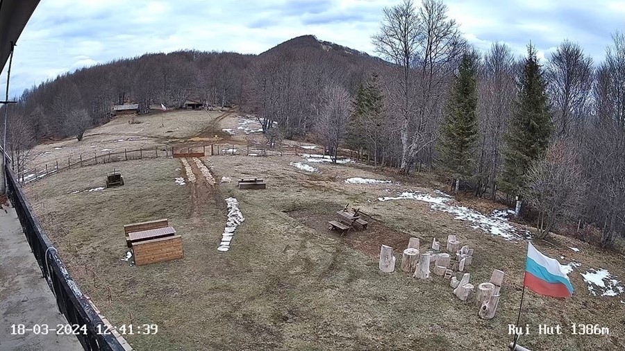 Хижа 'Руй' времето уеб камера местност 'Козина ливада', подножието на връх Руй, Руй планина, община Трън, kamerite Free-WebCamBG