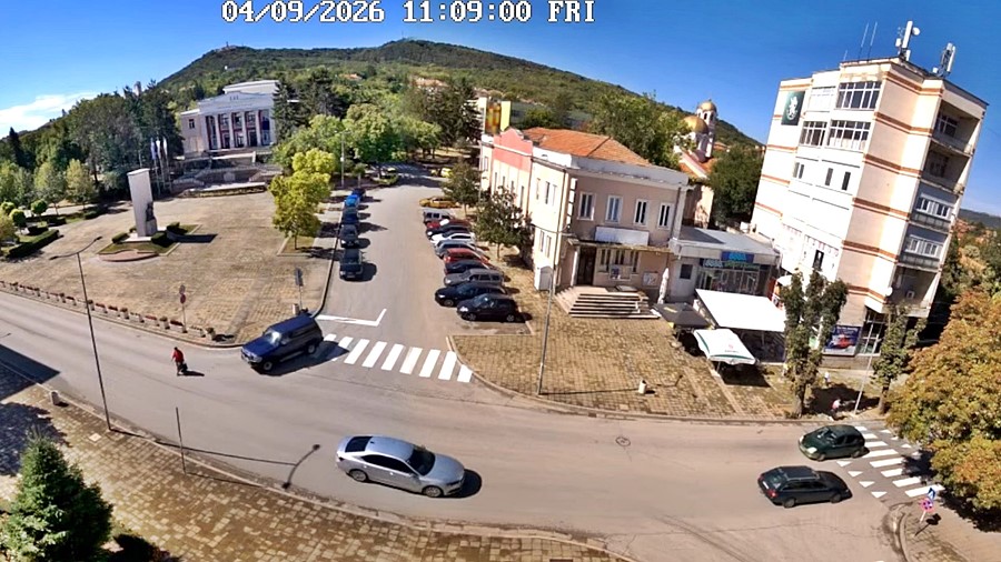 Лясковец времето уеб камера център, парк, площад 'Възраждане', Паметник на загиналите лясковчани във войните 1912-1918 г., читалище 'Напредък - 1870', църква 'Свети Димитър', трафик улици '3-ти март' & 'Ивайло', kamerite Free-WebCamBG